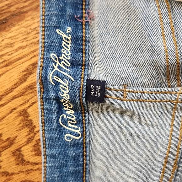 Universal Thread Button fly Jean Shorts - Picture 2 of 4